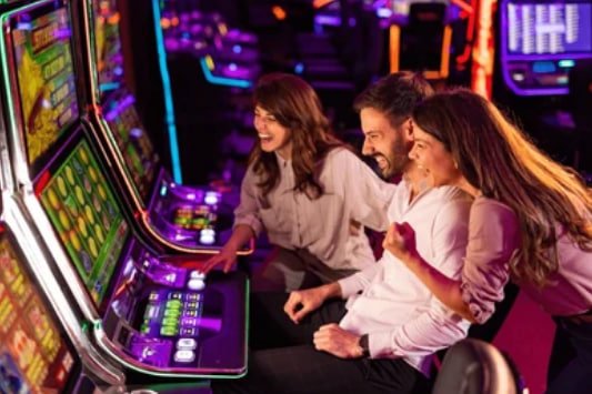 Boss888 မိုဘိုင်းအက်ပ်မှ ဘောလုံးပွဲ Live Bet ချနေသော မြန်မာ့ကစားသမား